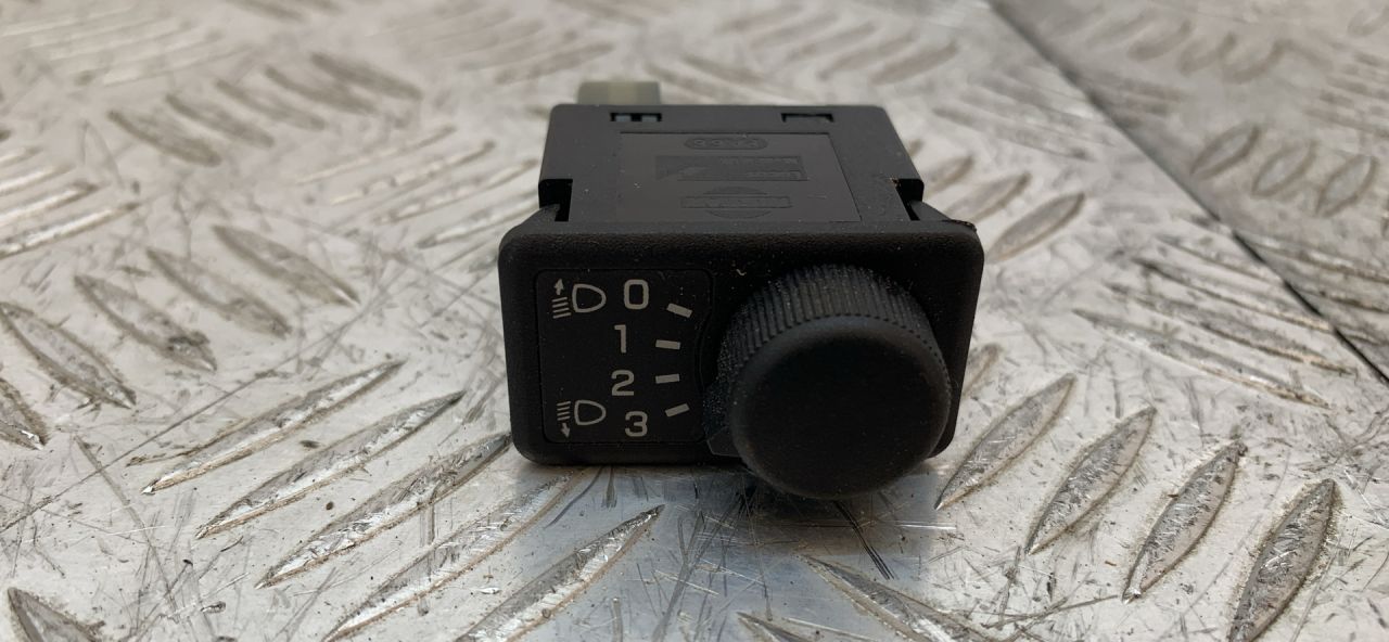 кнопка корректора фар Nissan Almera Tino V10 2003, 1.8 л., QG18DE, бензин, АКПП, голубой, минивэн, передний привод, 032103, 36997B - фото №1