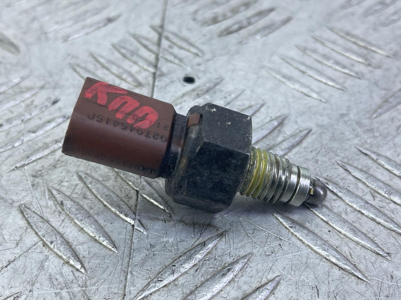 датчик заднего хода (лягушка) Skoda Octavia 2 поколение (A5) (2004 - 2009), 2.0 л., BMM, дизель, 02T945415P - фото №1