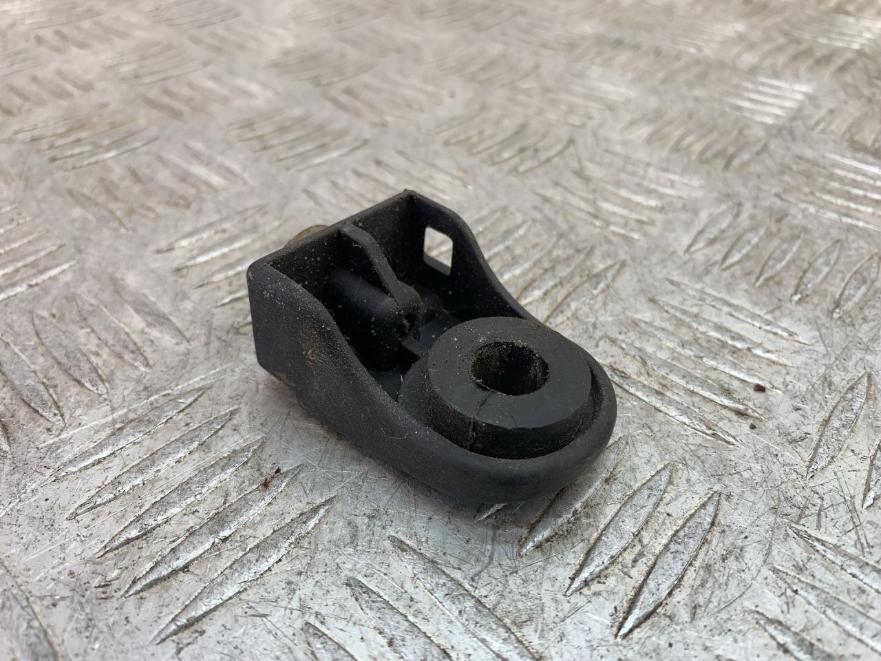 кронштейн радиатора Peugeot 206 1 поколение 2002, 1.6 л., NFU (TU5JP4), бензин, МКПП, черный, кабриолет, передний привод - фото №1