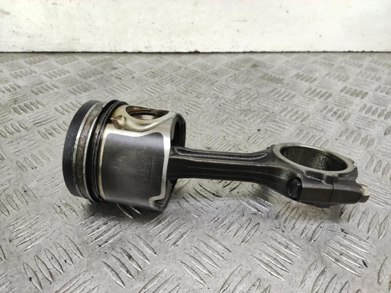 поршень Hyundai H-1 Grand Starex 2008, 2.5 л., дизель, МКПП, белый, минивэн, задний привод, 30071, BDKL - фото №1