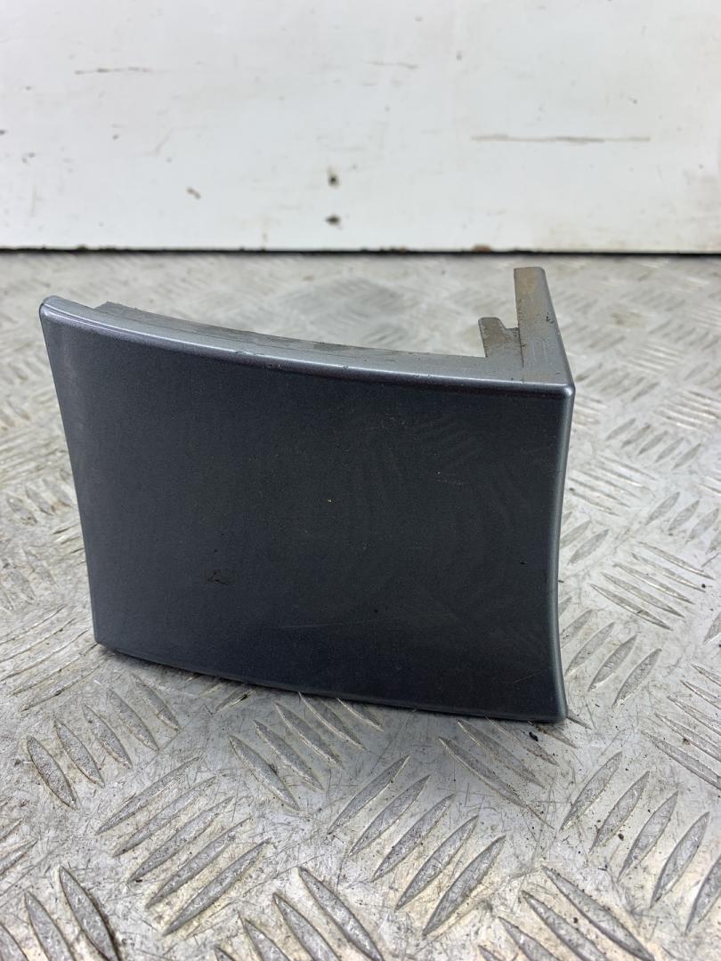 ус под фонарь левый Skoda Yeti 1 поколение 2013, 2.0 л., CFHF, дизель, 6МКПП, серый, универсал, полный привод, 141037190100 - фото №1