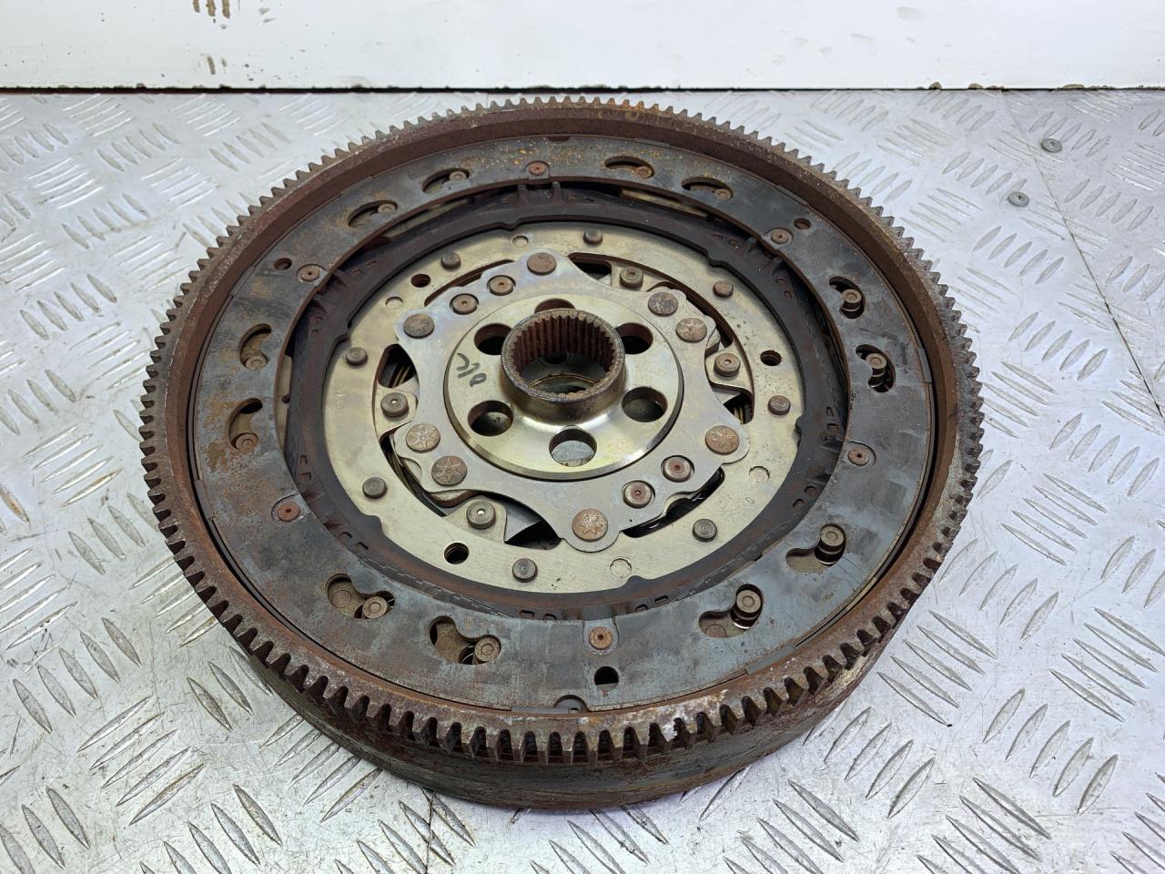 комплект сцепления Volkswagen Caravelle T6 2019, 2.0 л., CXFA, дизель, робот, желтый, микроавтобус, передний привод, 04L105266AE - фото №1