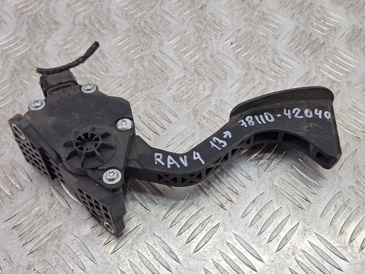 педаль Toyota RAV4 4 поколение (CA40) (2012 - 2015), 198800-8942, 78110-42040 - фото №1