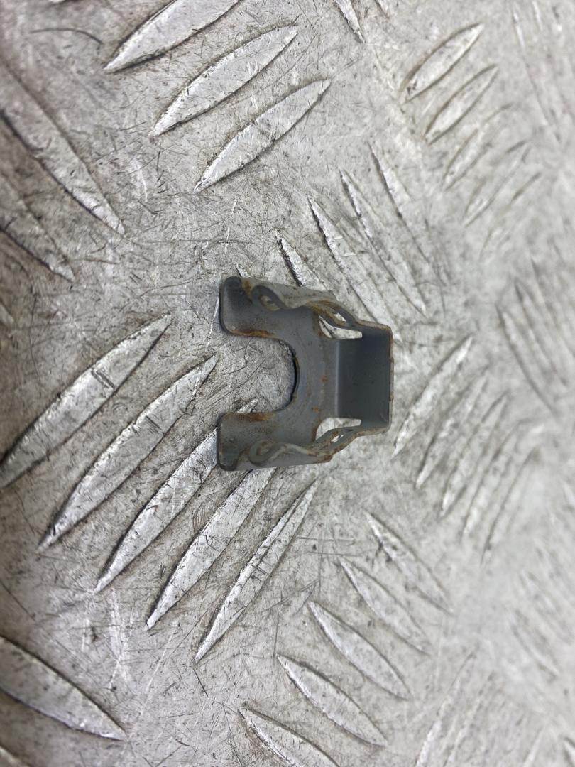 крепление форсунки Ford Fiesta 5 поколение 2003 - фото №1