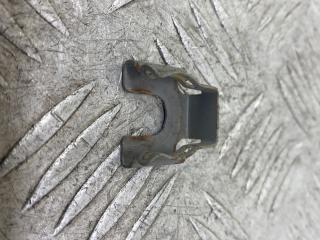 крепление форсунки Ford Fiesta 5 поколение 2003