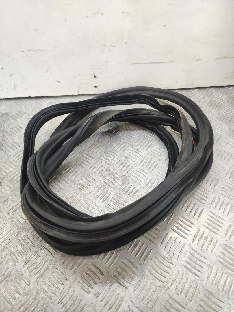 уплотнитель Skoda Octavia 3 поколение (A7) 2016, 1.4 л., CZDA, бензин, хетчбэк 5 дв., передний привод, 5E5827705F - фото №1