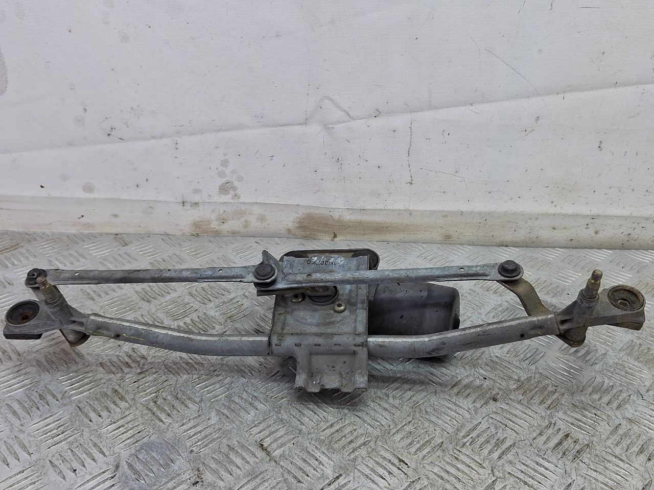 механизм стеклоочистителя (трапеция дворников) Ford Ka 1 поколение 2001, 1.3 л., бензин, МКПП, желтый, хетчбэк 3 дв., передний привод - фото №1