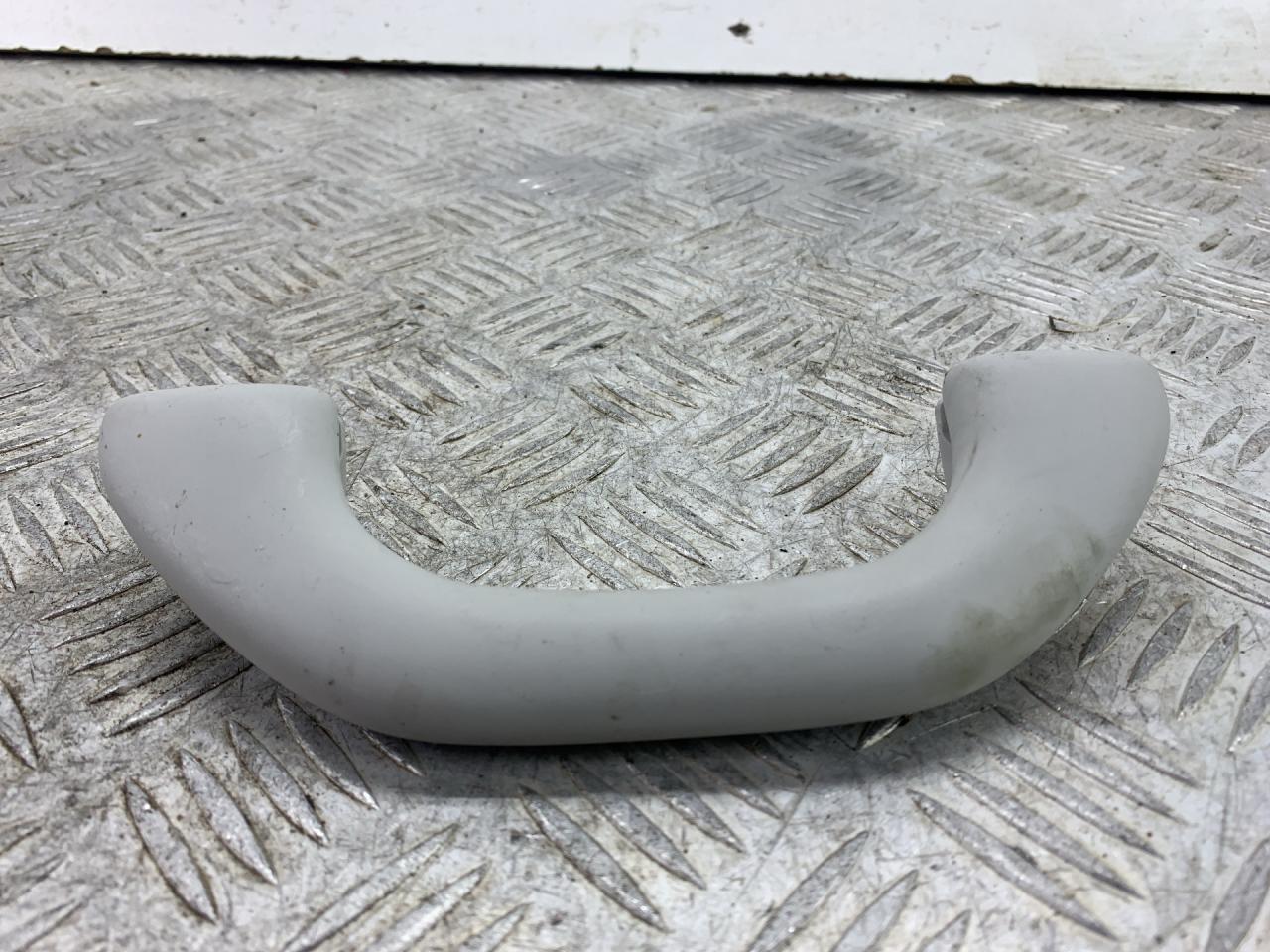 ручка внутренняя потолочная Skoda Yeti 1 поколение 2013, 2.0 л., CFHF, дизель, 6МКПП, серый, универсал, полный привод - фото №1