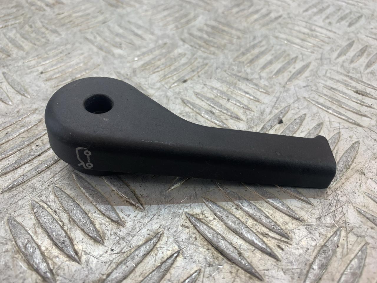 захватный крюк капота Land Rover Discovery 3 поколение L319 2007, 2.7 л., 276DT, дизель, АКПП, серый, внедорожник 5 дв., полный привод - фото №1