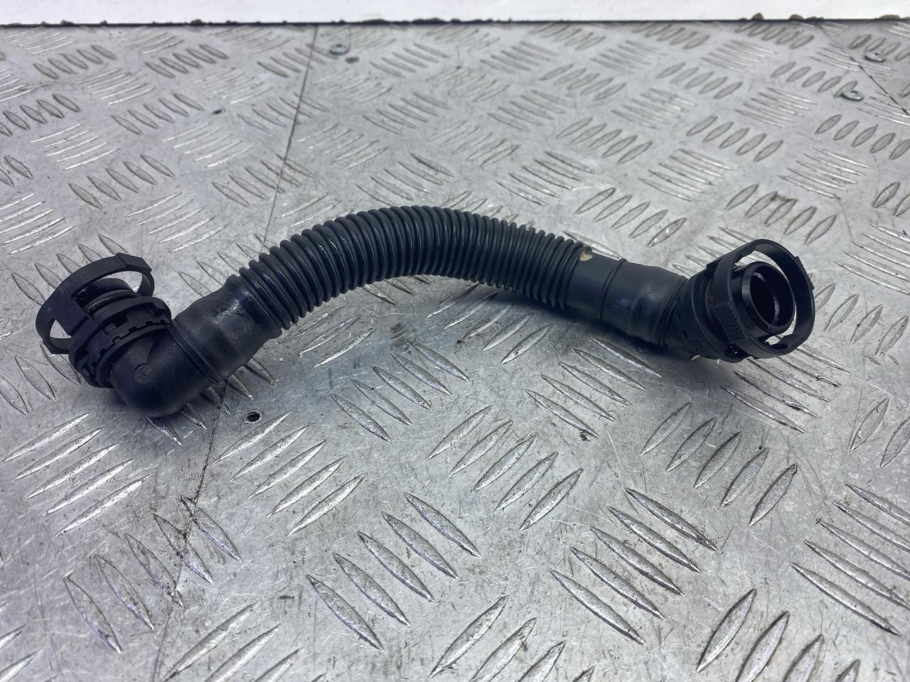 трубка вентиляции картерных газов Skoda Yeti 1 поколение 2013, 2.0 л., CFHF, дизель, 6МКПП, серый, универсал, полный привод, 03L703493AE - фото №1