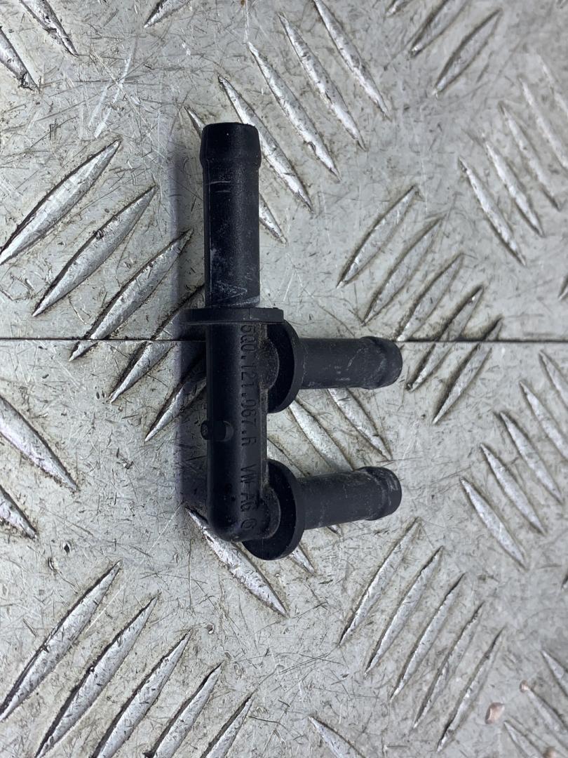 фланец (тройник) системы охлаждения Volkswagen Caddy 5 поколение 2022, бежевый, фургон, передний привод, 5Q0121087R - фото №1