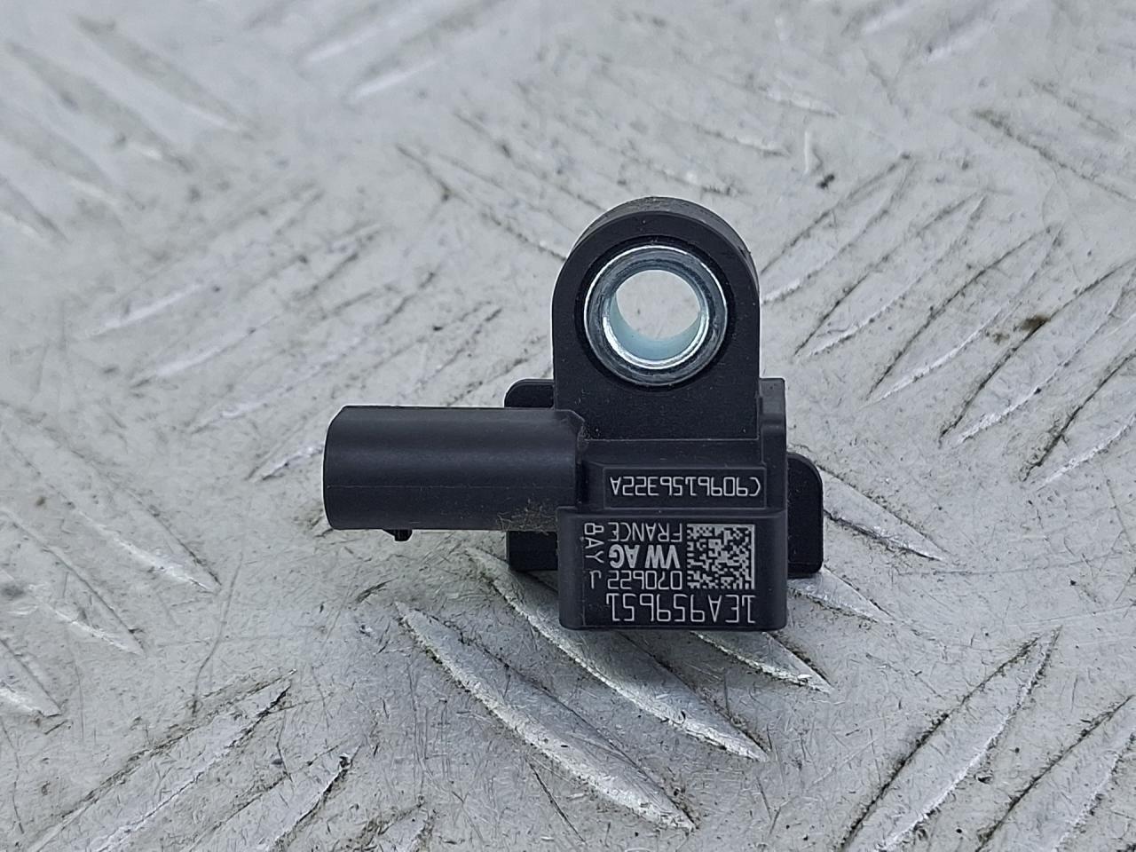 датчик удара Volkswagen Caddy 5 поколение 2022, бежевый, фургон, передний привод, 1EA959651 - фото №1