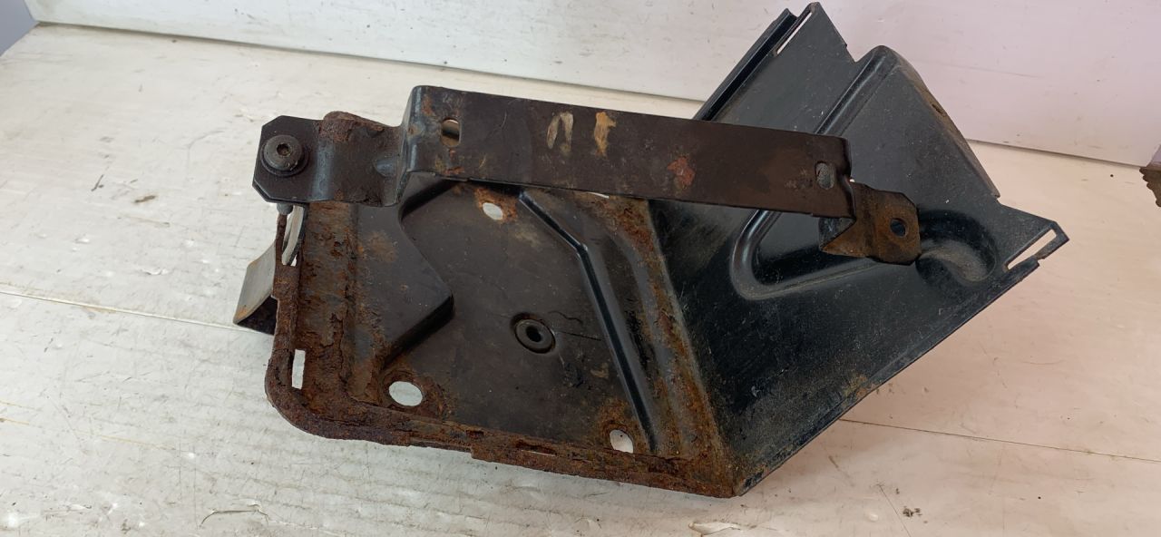 крепление аккумулятора Fiat Punto 2 поколение 2001, 1.2 л., 188 A4.000, бензин, МКПП, черный, хетчбэк 3 дв., передний привод - фото №1