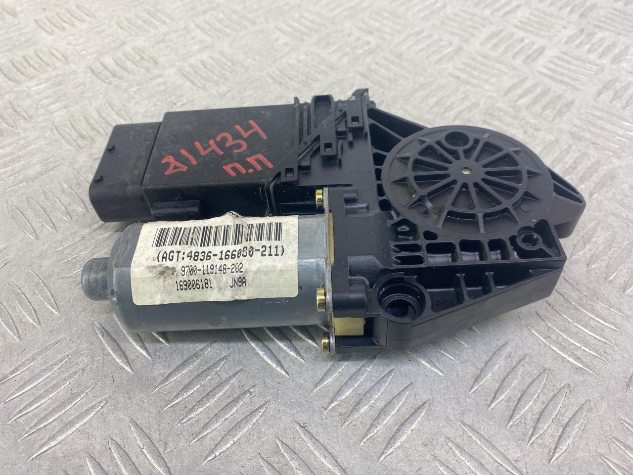 моторчик стеклоподъемника передний правый Volkswagen Passat B5 1999, 2.3 л., AGZ, бензин, МКПП, универсал, 3B4837752EG, 9700119148202, 169006181JN9A - фото №1