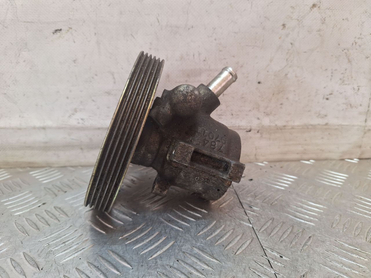 насос гидроусилителя руля Peugeot 306 1 поколение (1993 - 1997), 1.4 л., бензин, 9611256780 - фото №1