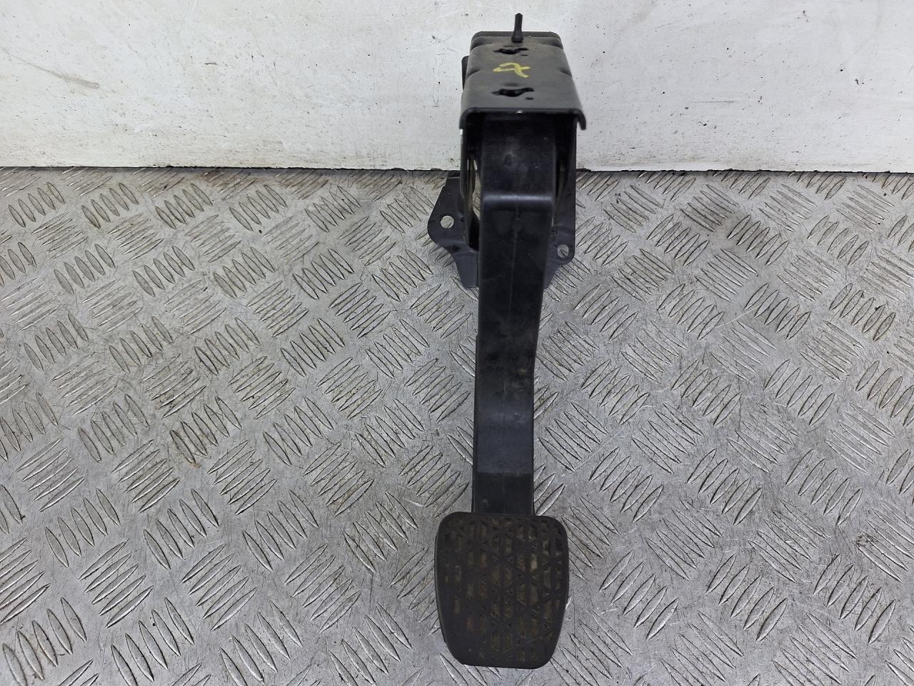 педаль сцепления Mercedes-Benz Sprinter 2 поколение (W906) (2006 - 2014), 2.1 л., OM 651.955, дизель, МКПП, зеленый, задний привод, 1036776 - фото №1