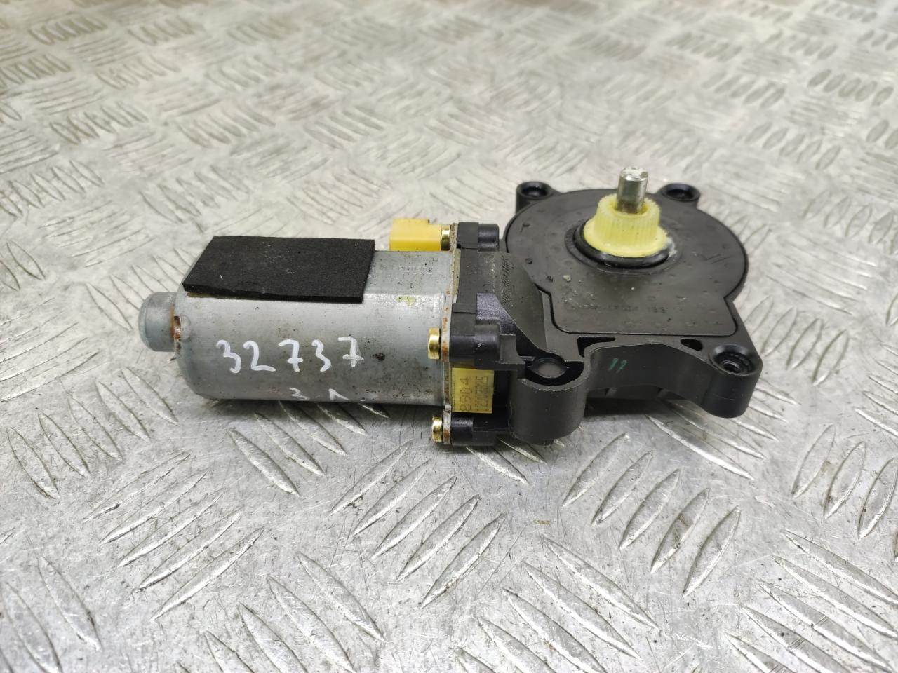 моторчик стеклоподъемника задний левый Volvo V70 2 поколение 2001, 2.4 л., B 5244 T3, бензин, АКПП, серебро, универсал, полный привод, 0130821777 - фото №1