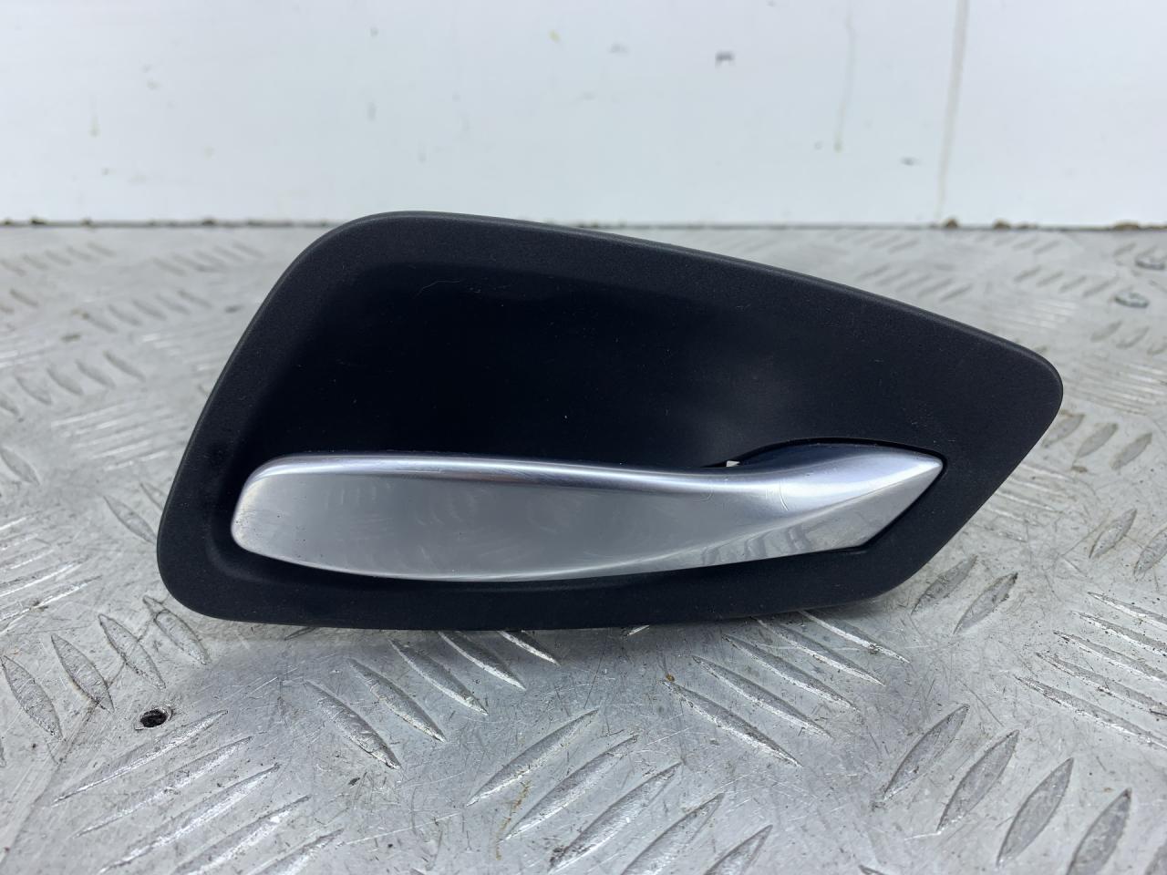 ручка внутренняя передняя правая BMW 3 серия E90/E91/E92/E93 2005, 2.5 л., N52 B25 AF, бензин, МКПП, серый, седан, задний привод - фото №1