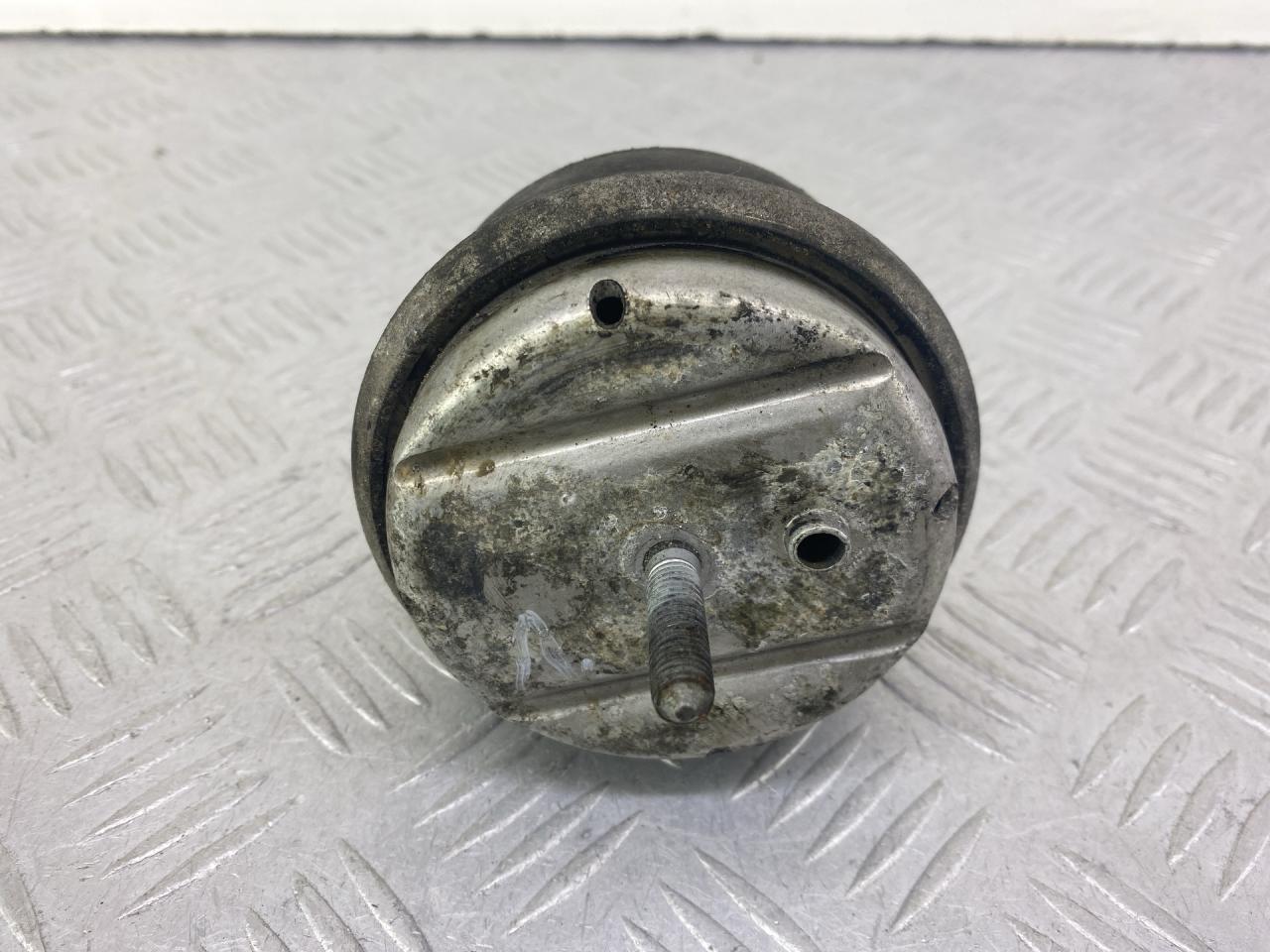 подушка крепления двигателя Volkswagen Passat B5 1999, 1.8 л., APT, бензин, 5МКПП, зеленый, универсал, передний привод, 8D0199379S - фото №1