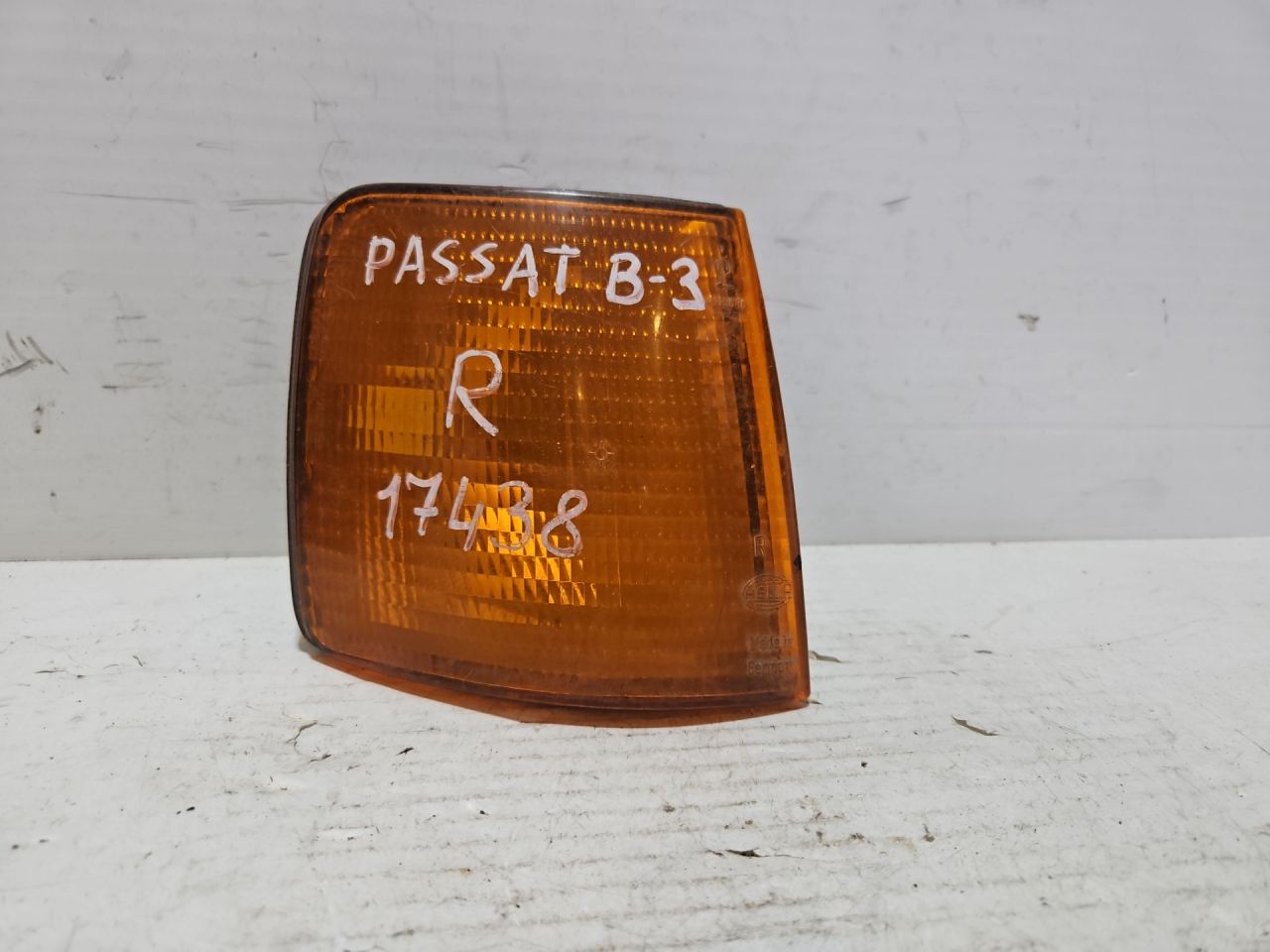 поворотник правый Volkswagen Passat B3 1990, 357953050 - фото №1