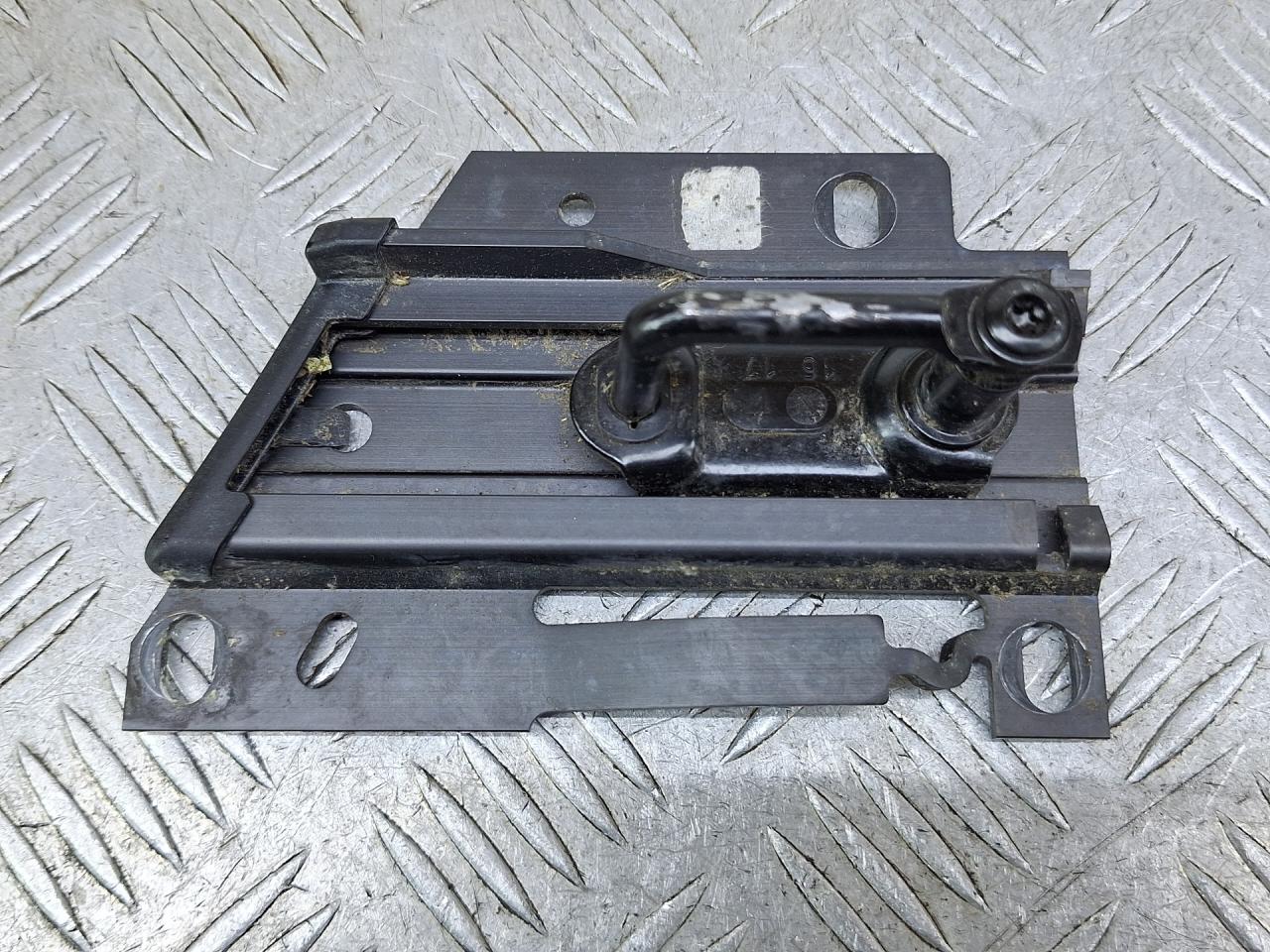 замок капота Audi A4 B9 2017, 1.4 л., CVNA, бензин, 6МКПП, темно-синий, универсал, передний привод, 8W0823185E - фото №1