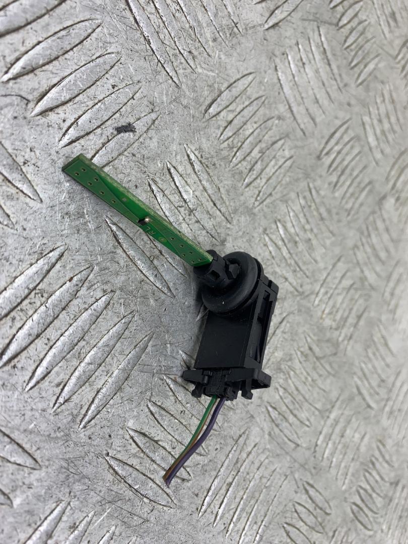 датчик температуры Lancia Thesis 1 поколение 2005, 2.4 л., 841 D.000, бензин, МКПП, темно-синий, седан, передний привод, B837784301, 588730200 - фото №1