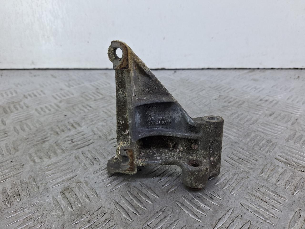 кронштейн гидроусилителя Volkswagen Golf 3 поколение 1999, 1.8 л., ANN, бензин, зеленый, кабриолет, передний привод, 028145531D - фото №1