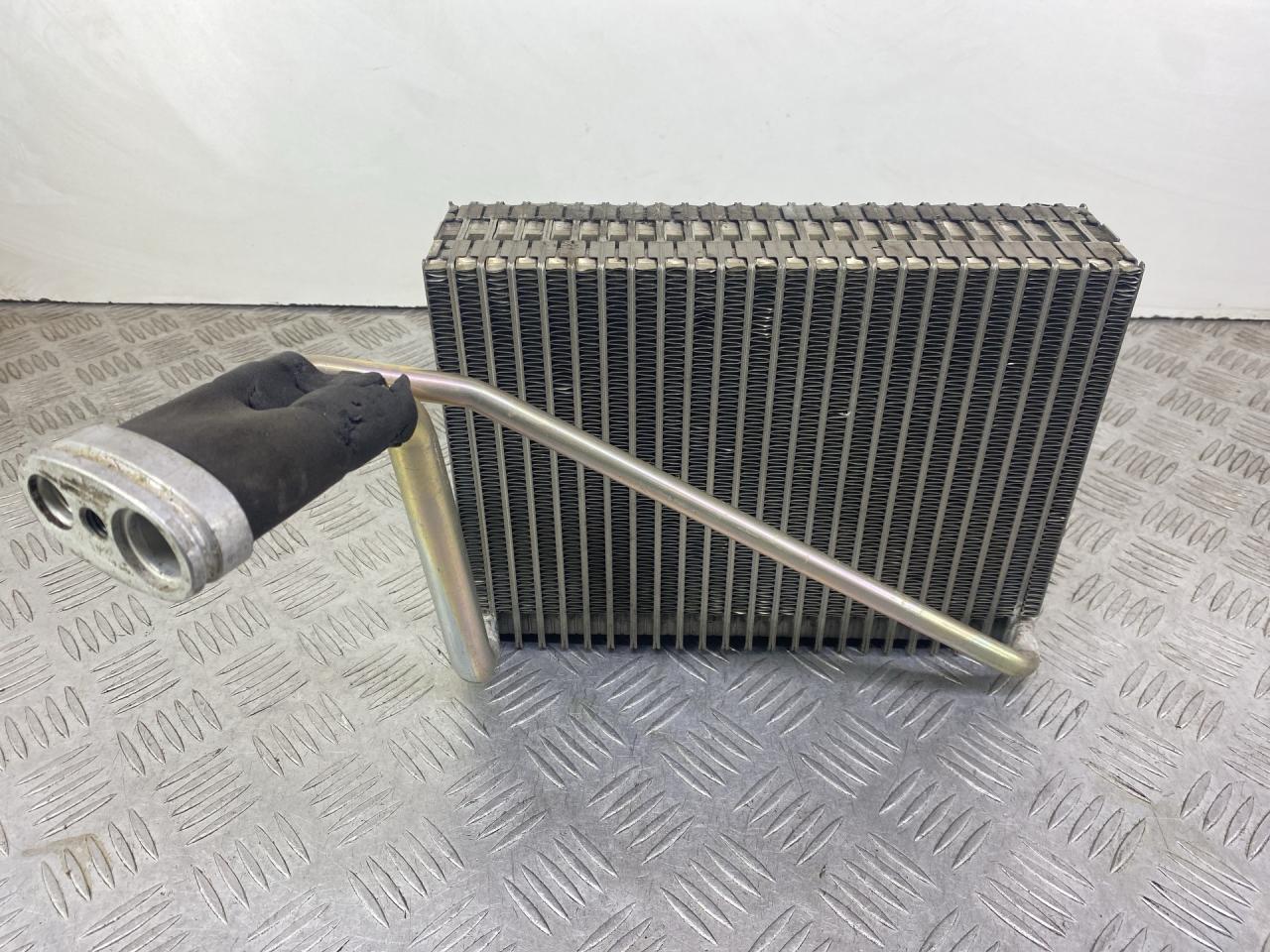 испаритель кондиционера Volkswagen Passat B5 1998, 1.6 л., AHL, бензин, МКПП, серебро, универсал, передний привод - фото №1