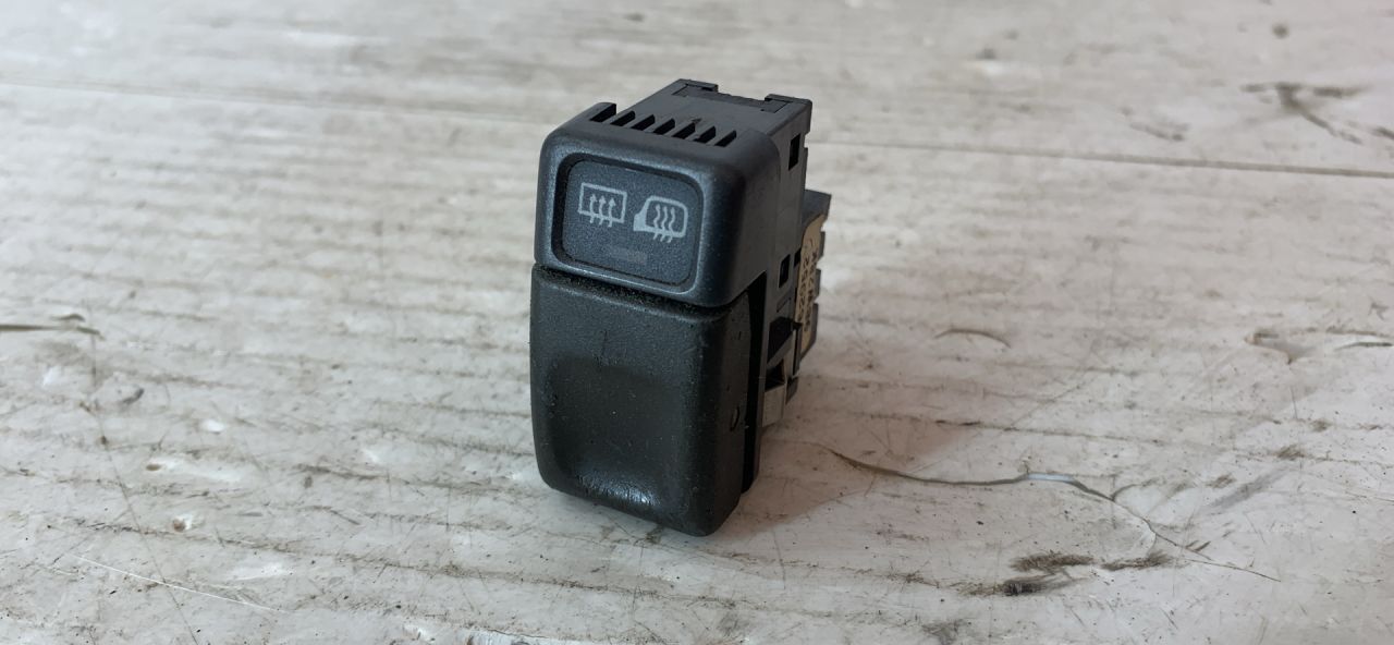 кнопка (выключатель) Volvo C70 1 поколение 1999, 2.5 л., бензин, МКПП, серебро, купе, передний привод, 9162952, 98W28K - фото №1