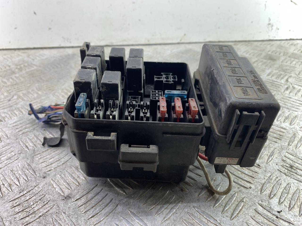 блок предохранителей Suzuki Baleno 1 поколение 1996, 1.3 л., G13BB, бензин, МКПП, красный, седан, передний привод - фото №1