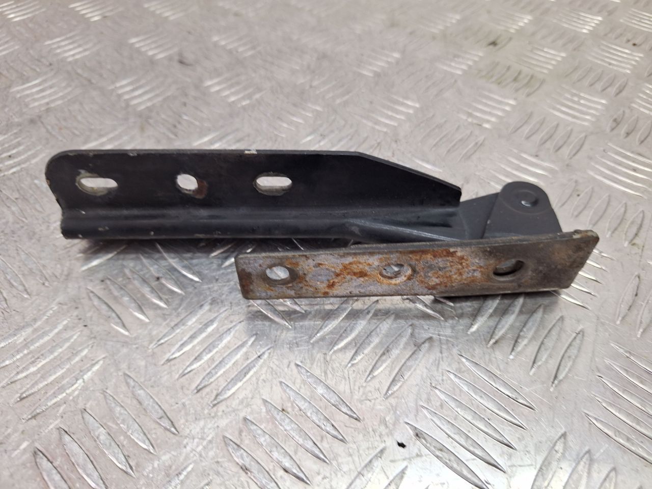 петля капота правая Saab 9-3 1 поколение 2001, 2.0 л., B205E, бензин, АКПП, черный, хетчбэк 5 дв., передний привод - фото №1