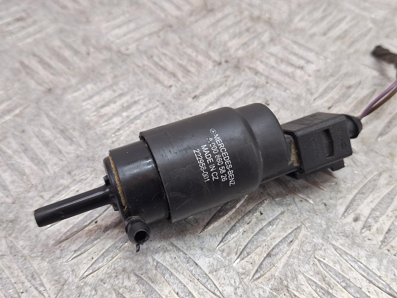 насос (моторчик) омывателя стекла Mercedes-Benz Vito W639 2010, 3.0 л., OM 642.990, дизель, АКПП, белый, микроавтобус, задний привод, A0008605826 - фото №1
