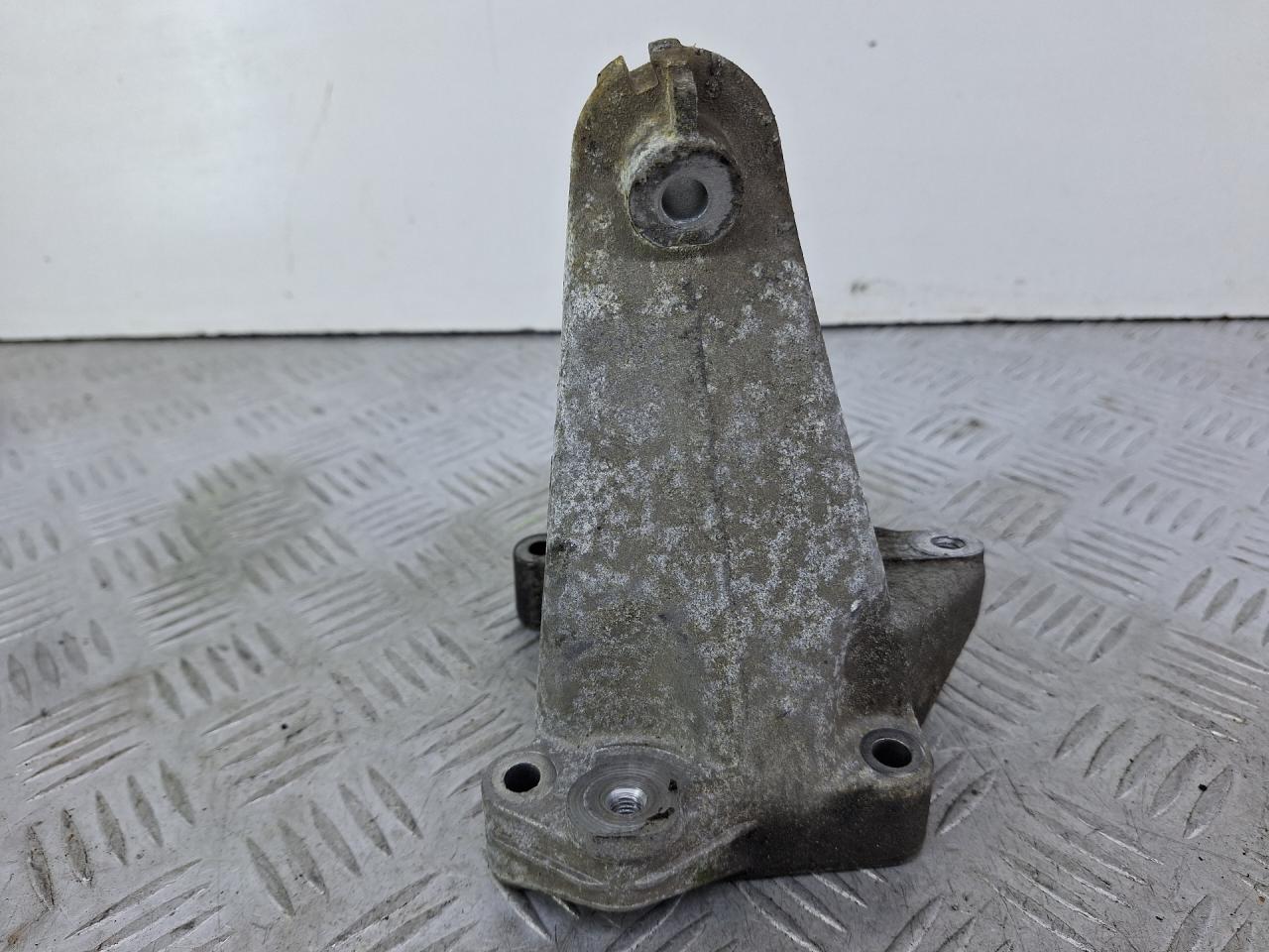 кронштейн двигателя Mercedes-Benz C-Класс W203/S203/CL203 W203.046 2003, 1.8 л., M 271.946, бензин, АКПП, серебро, седан, задний привод, A2712230904 - фото №1