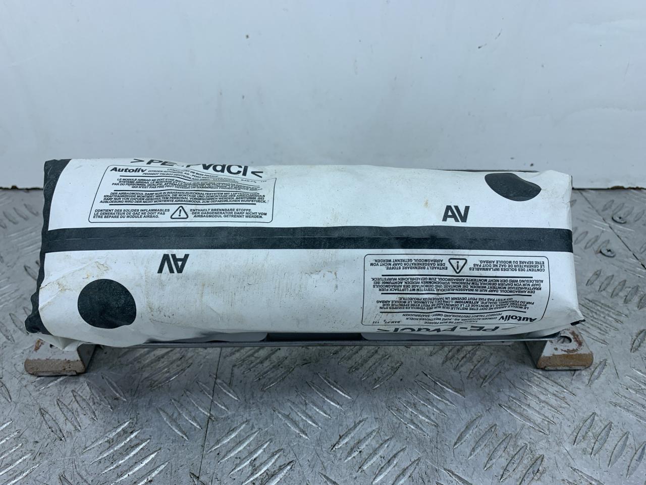 подушка безопасности пассажира Citroen Xsara Picasso 1 поколение 2004, 1.8 л., 6FZ (EW7J4), бензин, МКПП, серый, передний привод, 9631316180-0R - фото №1