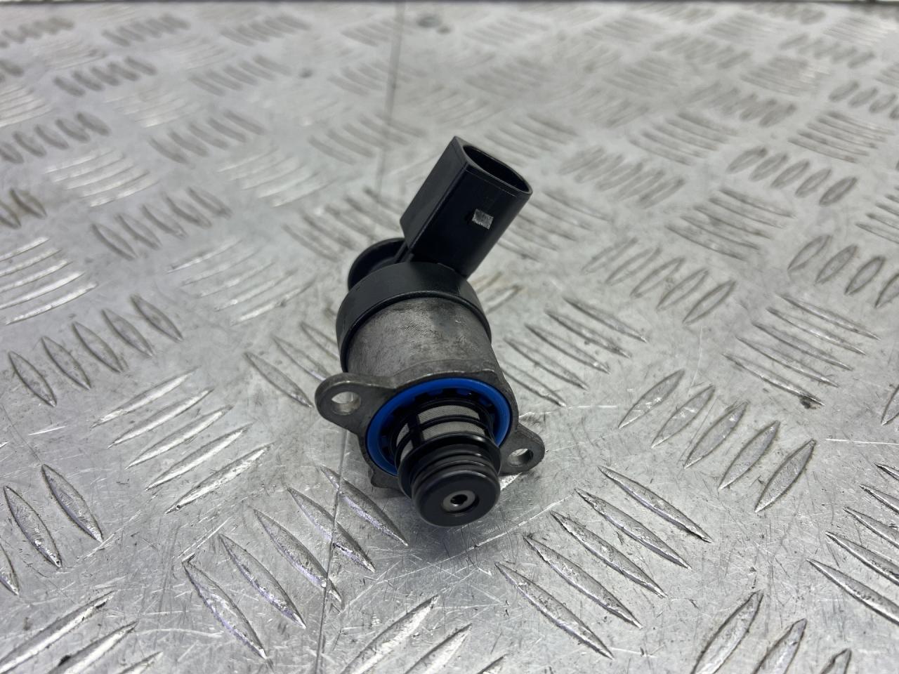 pегулятор давления топлива Skoda Yeti 1 поколение 2013, 2.0 л., CFHF, дизель, 6МКПП, серый, универсал, полный привод, 3040820947 - фото №1