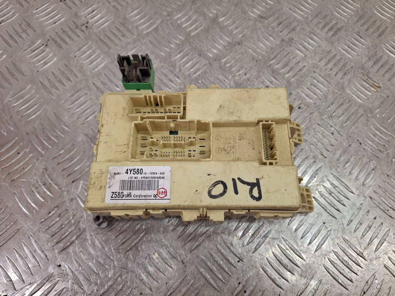 блок предохранителей Kia Rio 3 поколение (2011 - 2015), 919514Y580 - фото №1