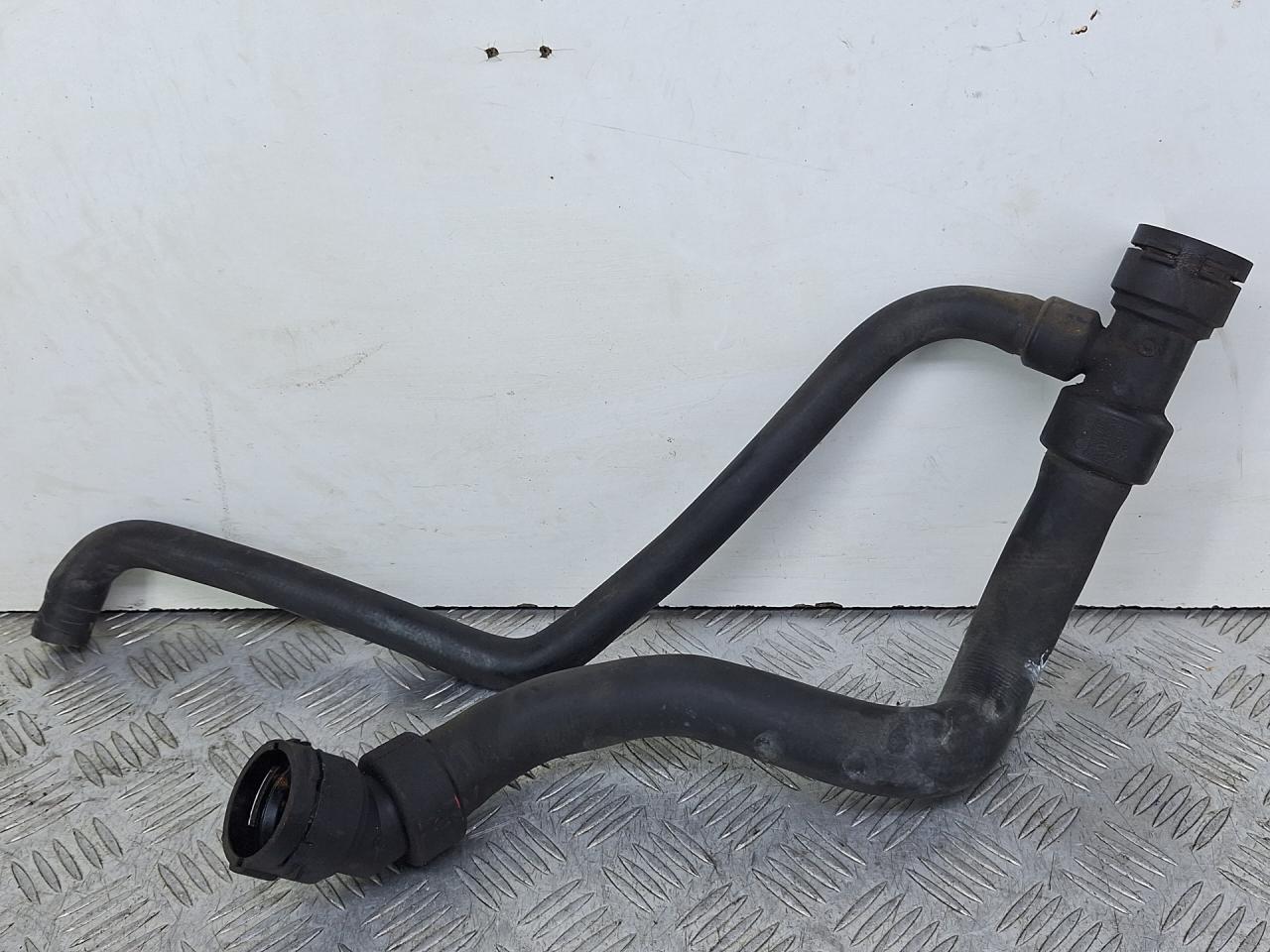 патрубок радиатора Audi A4 B5 1997, 1.6 л., AHL, бензин, МКПП, универсал, 8D0121055J - фото №1