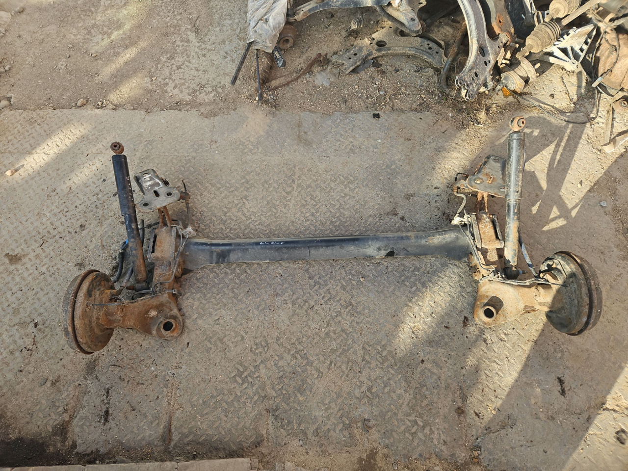 балка подвески задняя Citroen C2 1 поколение 2006, 1.4 л., 8HZ (DV4TD), дизель, робот, черный, хетчбэк 3 дв., передний привод - фото №1