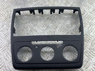 рамка под магнитолу Skoda Yeti 1 поколение 2013, 2.0 л., CFHF, дизель, 6МКПП, серый, универсал, полный привод, 5L0858069G