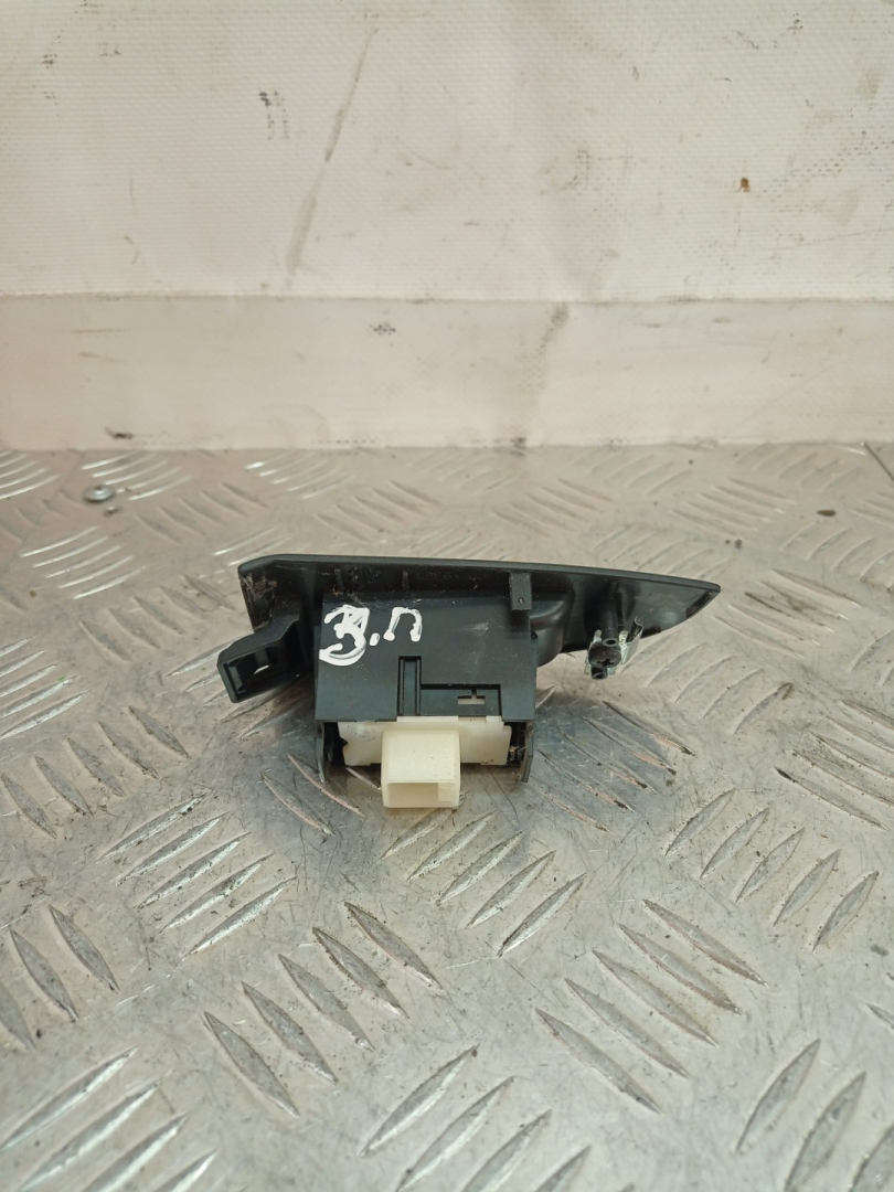 кнопка стеклоподъемника двери задней правой Toyota Avensis 2 поколение (T250) 2005, 2.0 л., бензин, универсал - фото №1