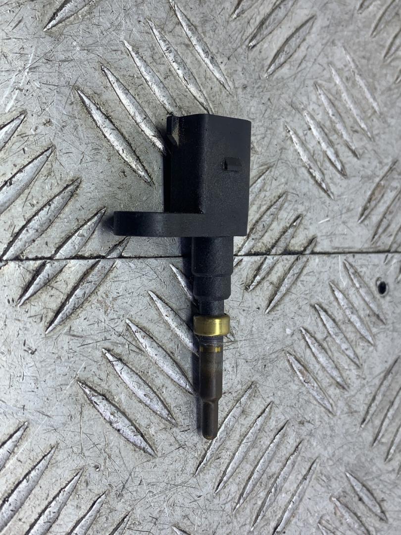 датчик температуры охлаждающей жидкости Volkswagen Caddy 5 поколение 2022, бежевый, фургон, передний привод, 05L919501B - фото №1