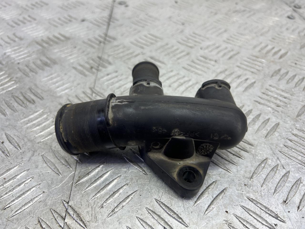 фланец (тройник) системы охлаждения Citroen C8 1 поколение (2002 - 2008) - фото №1