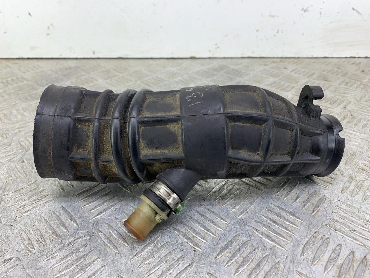 патрубок воздушного фильтра Alfa Romeo GT 1 поколение 2006, 1.9 л., 937 A5.000, дизель, МКПП, черный, купе, передний привод - фото №1