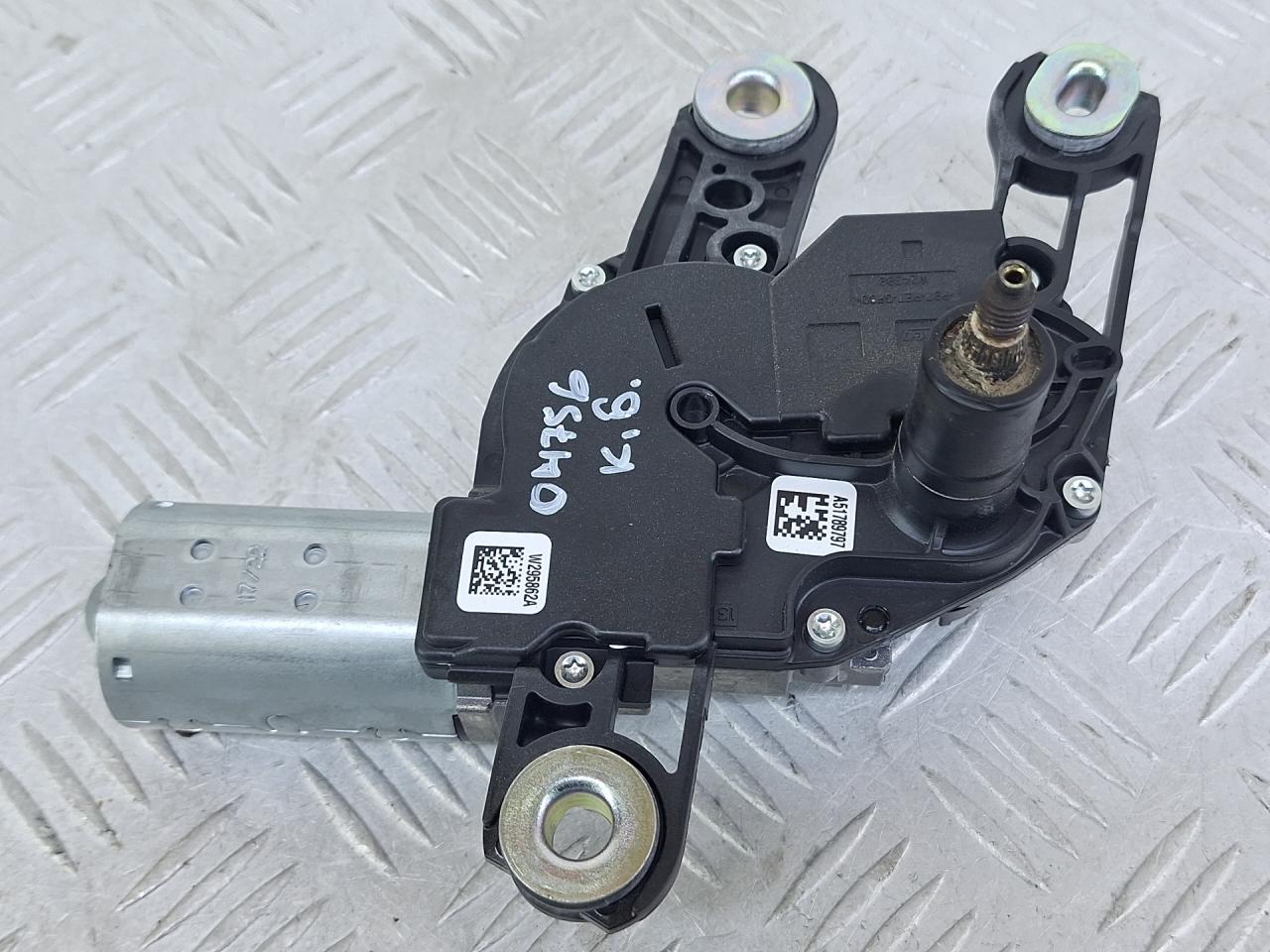 моторчик заднего стеклоочистителя (дворника) Volkswagen Caddy 5 поколение 2022, бежевый, фургон, передний привод, 8V0955711C - фото №1