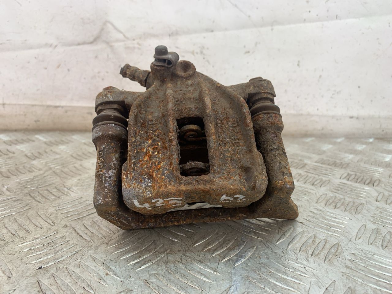 суппорт передний левый Smart Fortwo 1 поколение 2001, 0.6 л., M 160.910, бензин, робот, черный, хетчбэк 3 дв., задний привод - фото №1