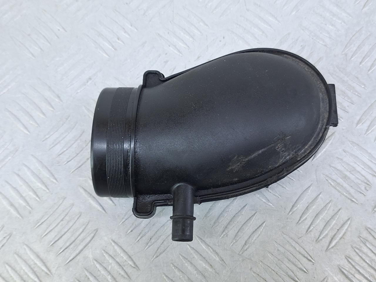 патрубок воздушного фильтра Citroen Xsara Picasso 1 поколение 2004, 1.8 л., 6FZ (EW7J4), бензин, МКПП, серый, передний привод, 96103110, 96103200, 964173388002 - фото №1