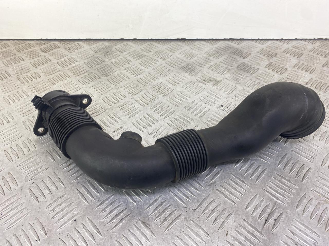 патрубок воздушного фильтра Volkswagen Lupo 1 поколение (1998 - 2005), 1.4 л., AMF, дизель, розовый, хетчбэк 3 дв., передний привод, 6X0129654C - фото №1