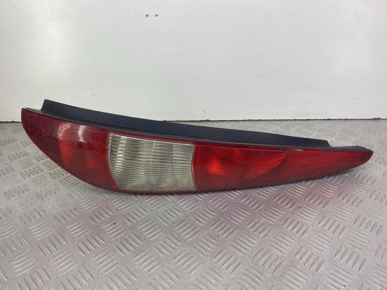 фонарь задний правый Ford Mondeo 3 поколение (2000 - 2003), 1.8 л., бензин, МКПП, серый, универсал, передний привод, 1S711404C - фото №1