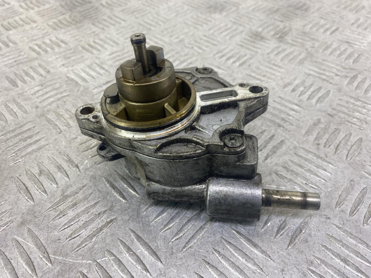 насос вакуумный Mercedes-Benz SLK-Класс R170 2000, 2.0 л., M 111.958, бензин, АКПП, черный, кабриолет, задний привод, A1112300065 - фото №1