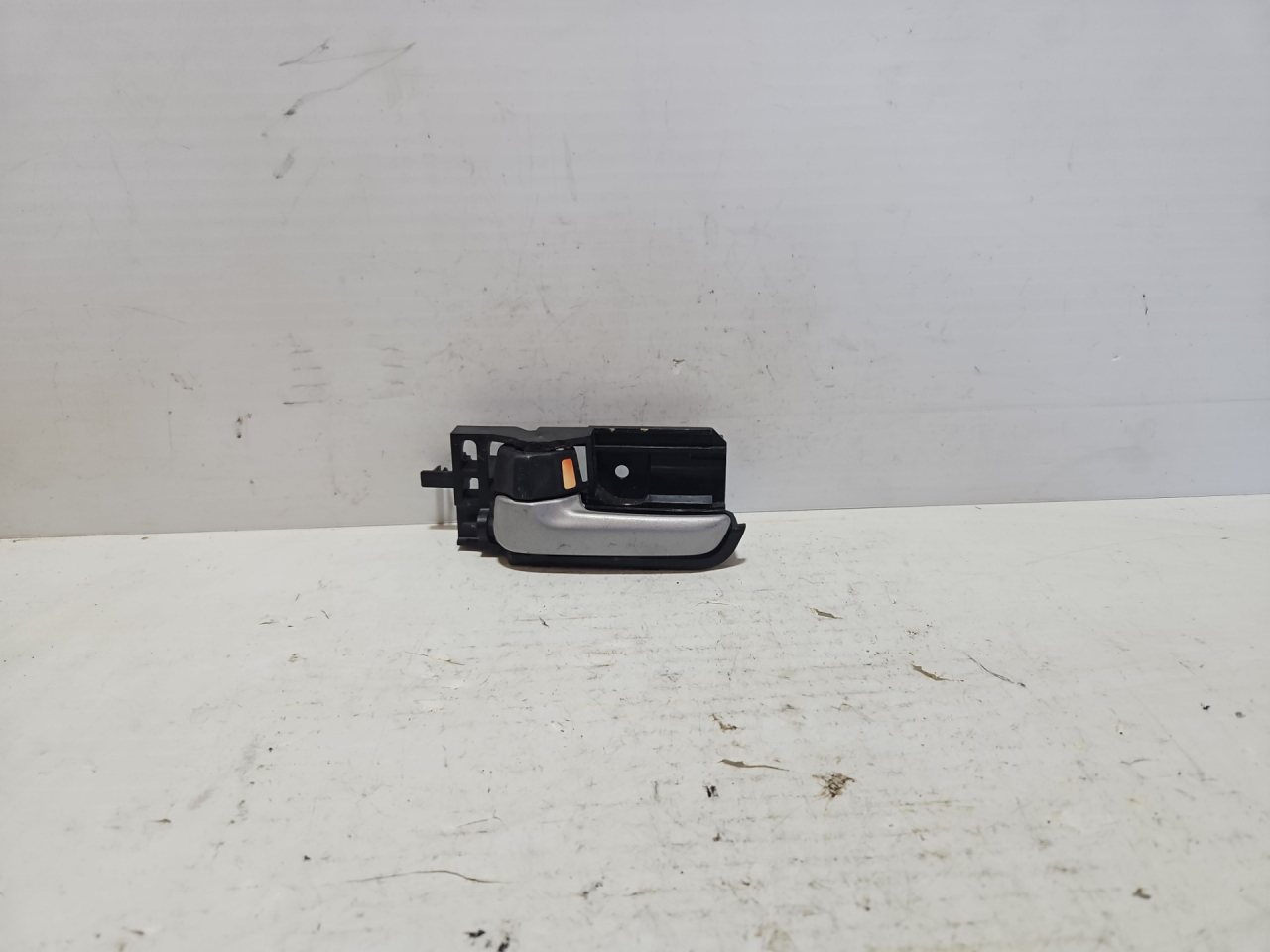 ручка внутренняя передняя левая Opel Agila 2 поколение (B) 2012, 1.2 л., K12B, бензин, МКПП, минивэн, передний привод, правый руль - фото №1